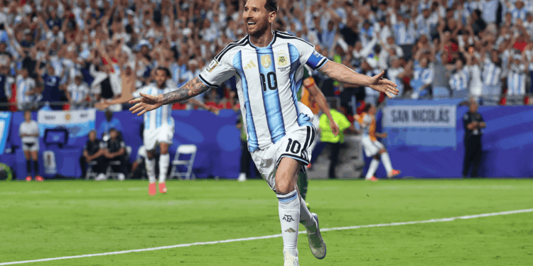 Messi bate recorde e faz homenagem a Ronaldo Fenômeno após show na Copa