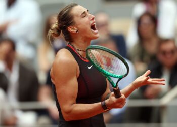 Sabalenka reage após derrota para Diana Shnaider nas quartas de final de Roland Garros