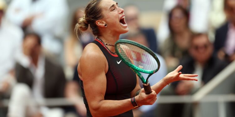 Sabalenka reage após derrota para Diana Shnaider nas quartas de final de Roland Garros