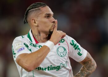 Paulinho recebeu suspensão do STJD após reavaliação da comemoração feita contra o Flamengo