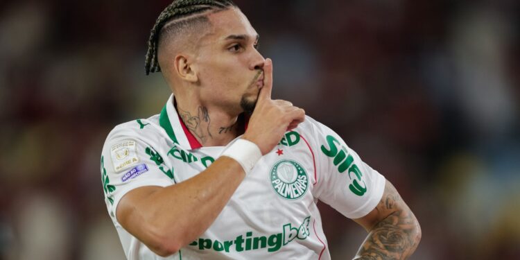 Paulinho recebeu suspensão do STJD após reavaliação da comemoração feita contra o Flamengo