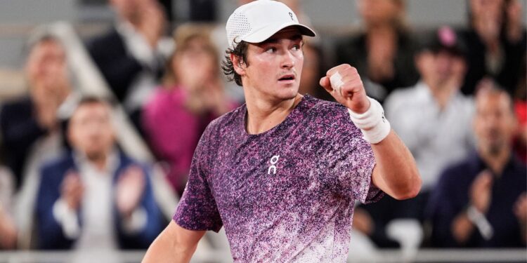 João Fonseca celebra campanha em Roland Garros