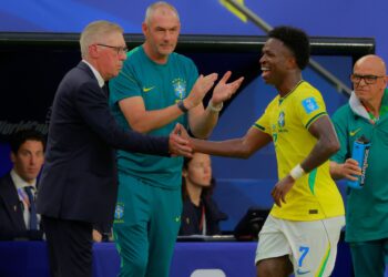 Vini Jr e Carlo Ancelotti se cumprimentando durante a partida Brasil x Escócia
