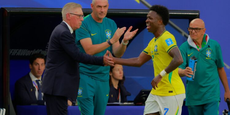 Vini Jr e Carlo Ancelotti se cumprimentando durante a partida Brasil x Escócia