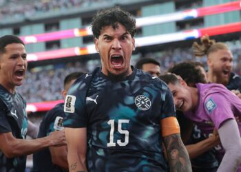 Gustavo Gómez comemorando classificação do Paraguai