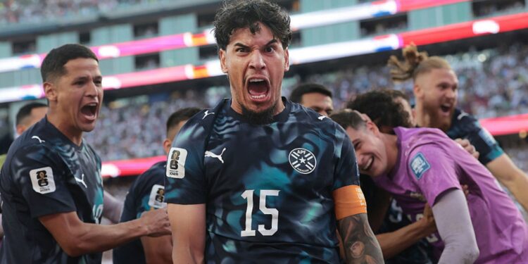 Gustavo Gómez comemorando classificação do Paraguai