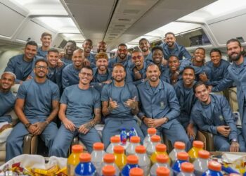 Jogadores da Seleção Brasileira dentro do avião