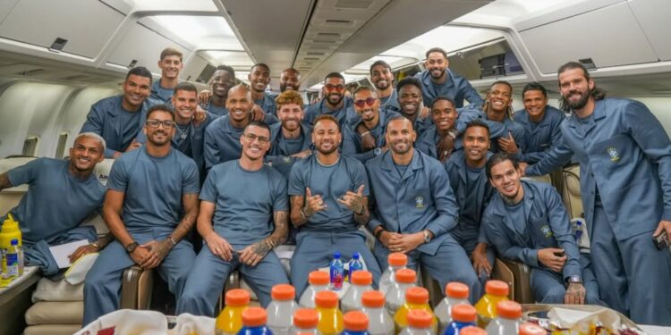 Jogadores da Seleção Brasileira dentro do avião