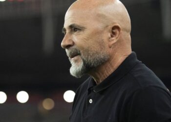Jorge Sampaoli é visto trocando figurinhas da Copa do Mundo no Rio de Janeiro