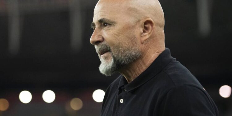 Jorge Sampaoli é visto trocando figurinhas da Copa do Mundo no Rio de Janeiro