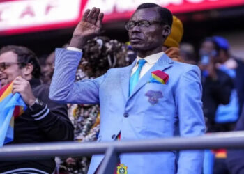 A história por trás da homenagem do torcedor símbolo da RD Congo, que fica imóvel nos jogos