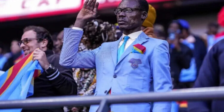 A história por trás da homenagem do torcedor símbolo da RD Congo, que fica imóvel nos jogos