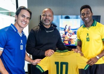 Lucas Agr&iacute;cola, respons&aacute;vel por interpretar Pel&eacute; na nova s&eacute;rie sobre a Copa do Mundo de 1970, participou de um encontro com o pai de Neymar.