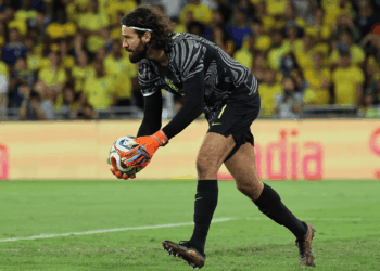 Alisson responde às vaias após gol do Panamá e manda recado antes da Copa