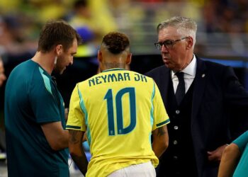 Ancelotti conversando com Neymar em jogo contra Escócia