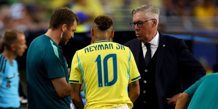 Ancelotti conversando com Neymar em jogo contra Escócia