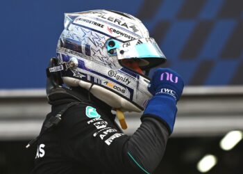 Antonelli comemorando a pole position em M&ocirc;naco