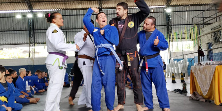 Jiu-jitsu inclusivo é utilizado como ferramenta de inclusão, desenvolvimento motor, socialização e fortalecimento da autonomia - Foto: Divulgação