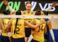 Jogadoras do Brasil comemorando em jogo contra Holanda