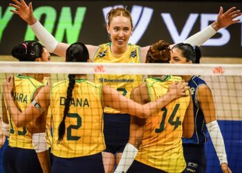 Jogadoras do Brasil comemorando em jogo contra Holanda