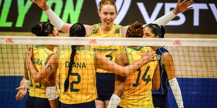 Jogadoras do Brasil comemorando em jogo contra Holanda
