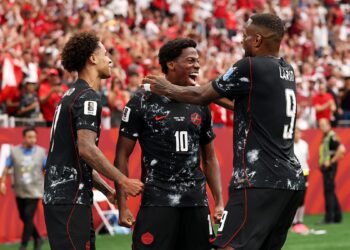 Jogadores do Canadá comemorando