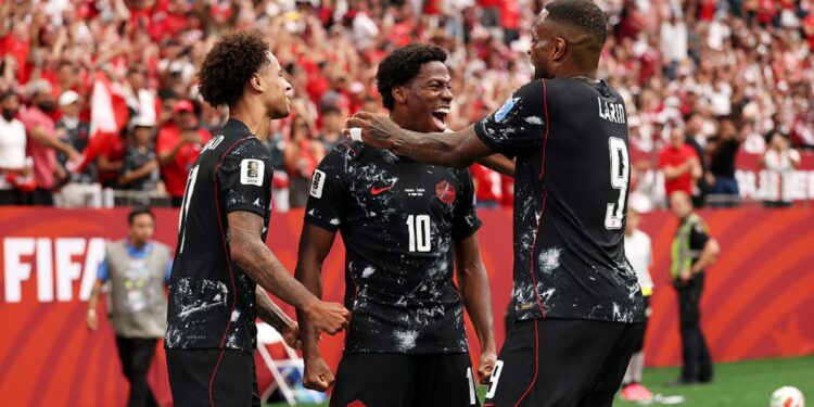 Jogadores do Canadá comemorando