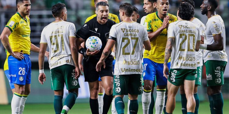 CBF afasta Felipe Fernandes após polêmicas em Palmeiras x Chapecoense