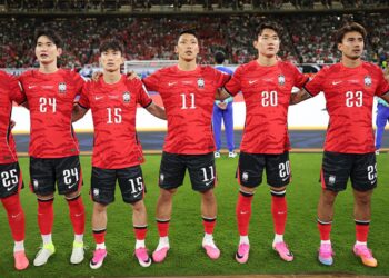 Jogadores da sele&ccedil;&atilde;o sul-coreano com chuteiras rosas