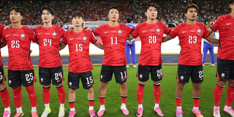 Jogadores da seleção sul-coreano com chuteiras rosas