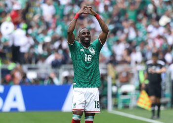 Julián Quiñones comemorando gol pelo México