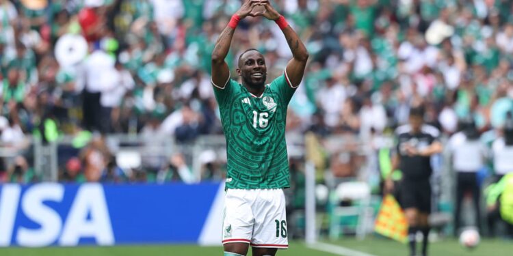 Julián Quiñones comemorando gol pelo México