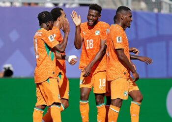 Jogadores da Costa do Marfim comemorando