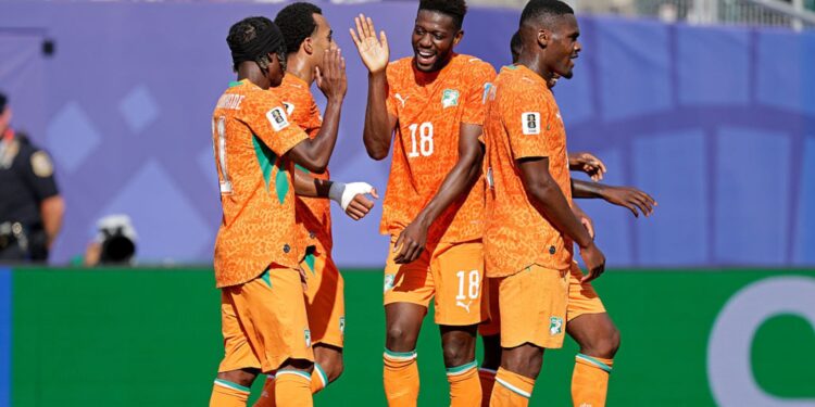 Jogadores da Costa do Marfim comemorando