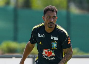 Danilo durante treino da Seleção Brasileira