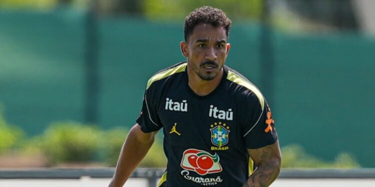 Danilo durante treino da Seleção Brasileira