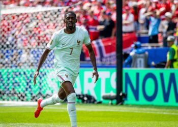 Dembélé comemorando gol pela França