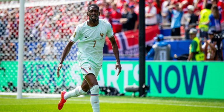 Dembélé comemorando gol pela França