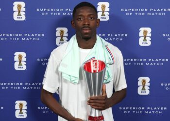 Dembélé com prêmio de melhor do jogo