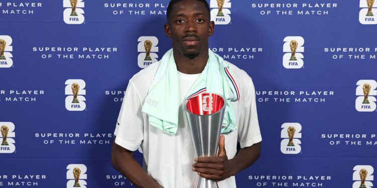 Dembélé com prêmio de melhor do jogo