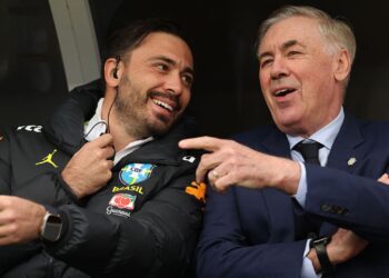 Davide Ancelotti ao lado de seu pai em jogo do Brasil