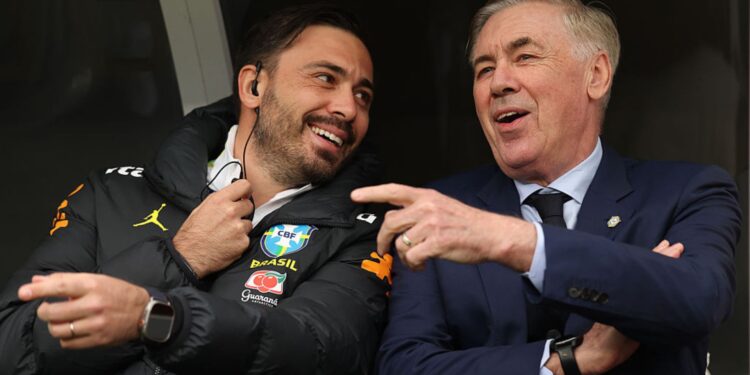 Davide Ancelotti ao lado de seu pai em jogo do Brasil