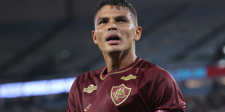 Thiago Silva com camisa do Fluminense