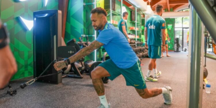Neymar durante treino do Brasil