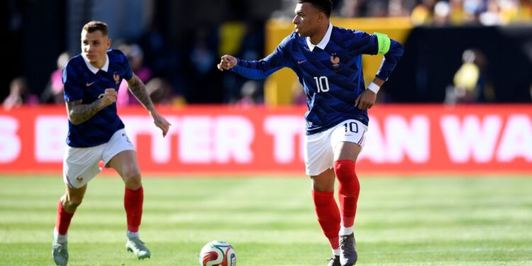 França perde liderança do ranking da Fifa após tropeço; Argentina assume o topo