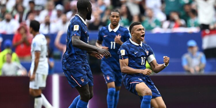 Mbappé comemorando gol pela França