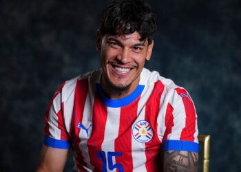 Gustavo G&oacute;mez com camisa da sele&ccedil;&atilde;o paraguaia