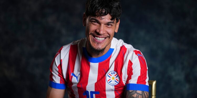 Gustavo Gómez com camisa da seleção paraguaia