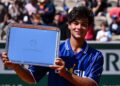 Guto Miguel com o trof&eacute;u de Roland Garros