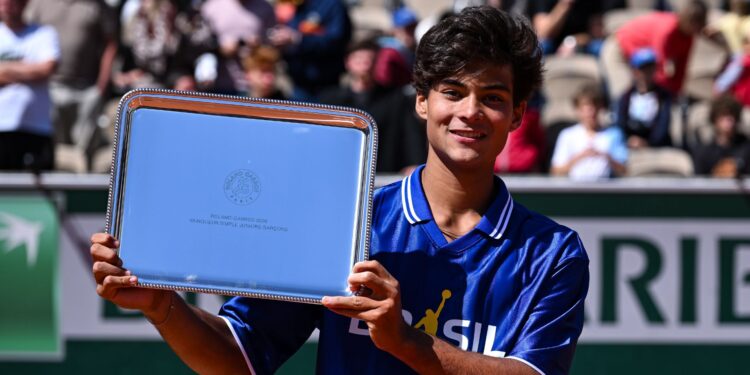 Guto Miguel com o troféu de Roland Garros